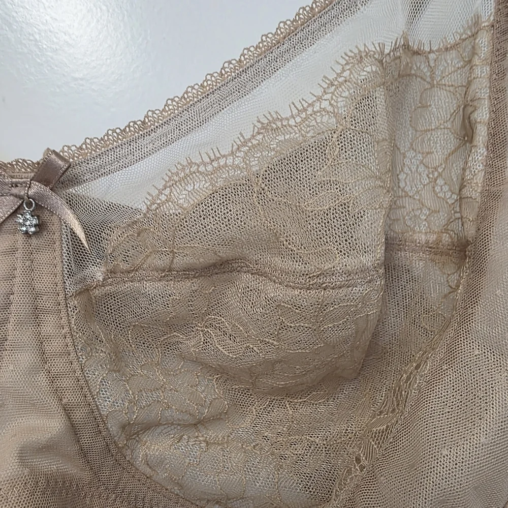 Wacoal Women's Retro Chic Wirefree Bra Size 40D Nude Tan Lace Style 852186 NEW
